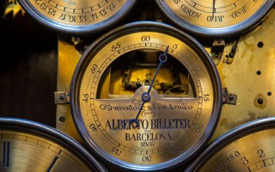 Un trabajo semanal para garantizar la precisión horaria de decenas de relojes históricos